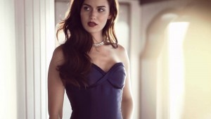 Fahriye evcen dekolteli elbise modeli